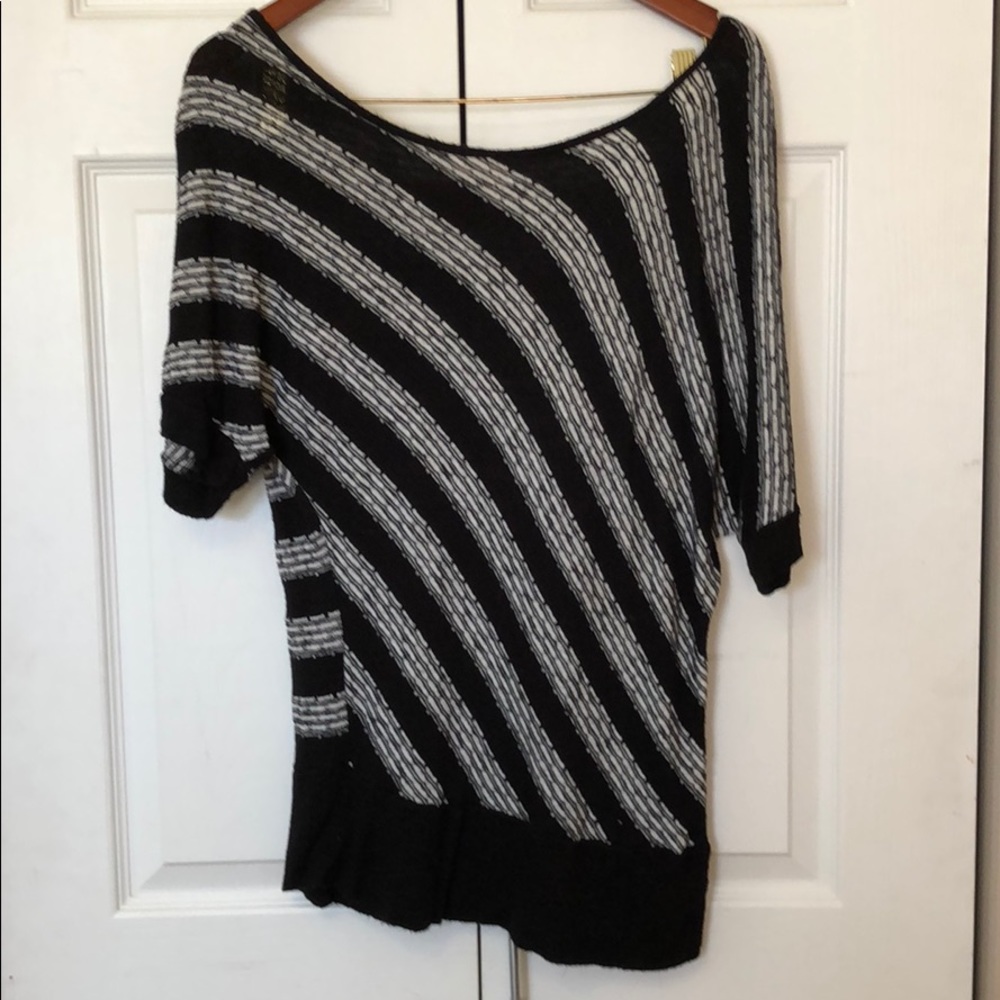 ☄️Lowest💲⚠️ Slightly sheer black & white sweater